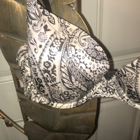 Victoria’s Secret bra 36C ❤️‎ - Picture 2 of 5